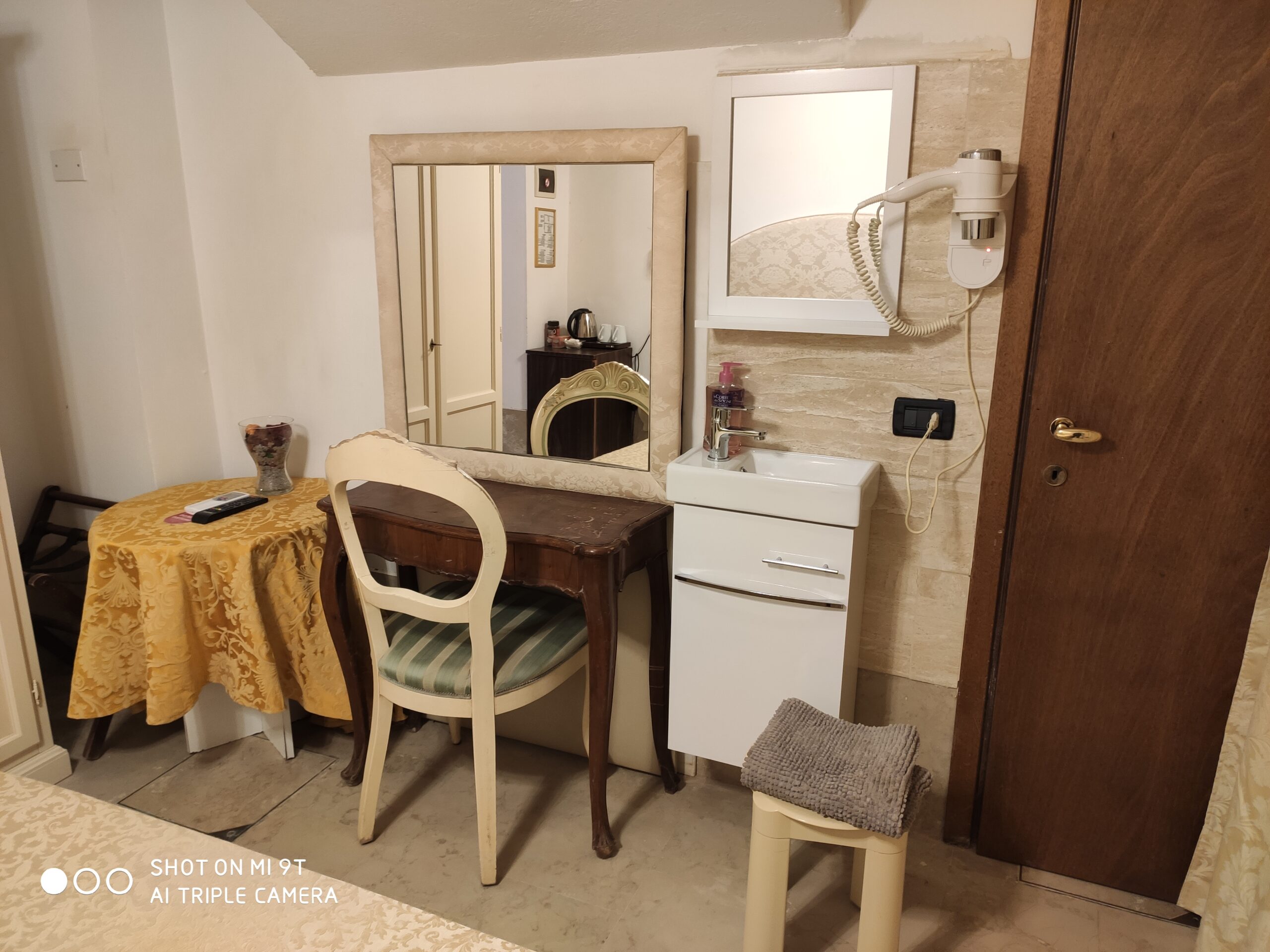 IMG 20200218 114931 scaled Petite chambre double avec petite salle de bain ensuite